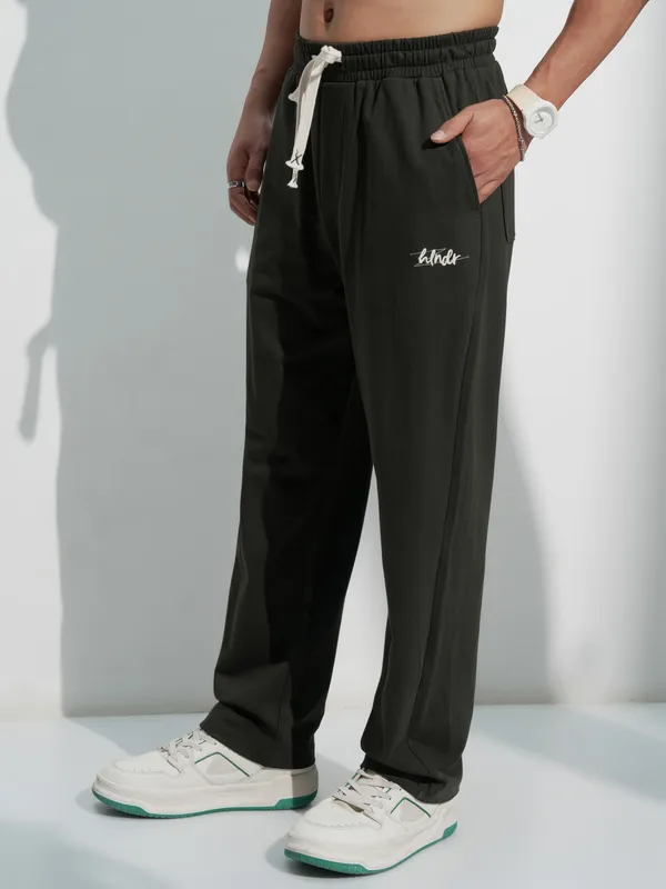 Highlander Men Olive Solid Straight Fit Regular Trousers