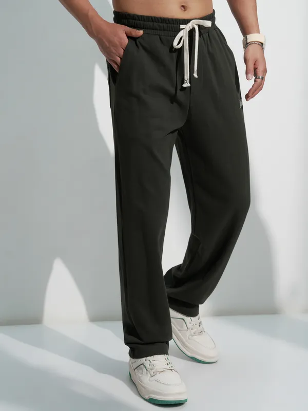 Highlander Men Olive Solid Straight Fit Regular Trousers