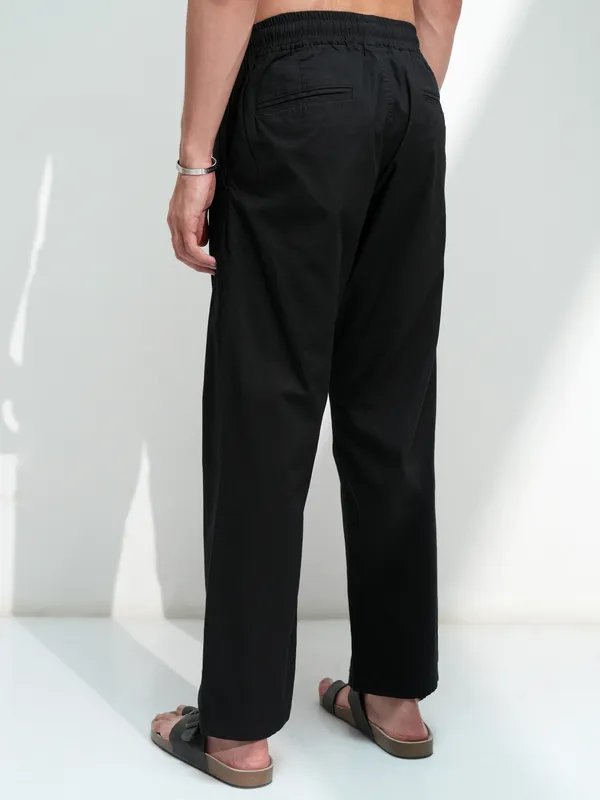 Highlander Men Black Solid Straight Fit Cargos