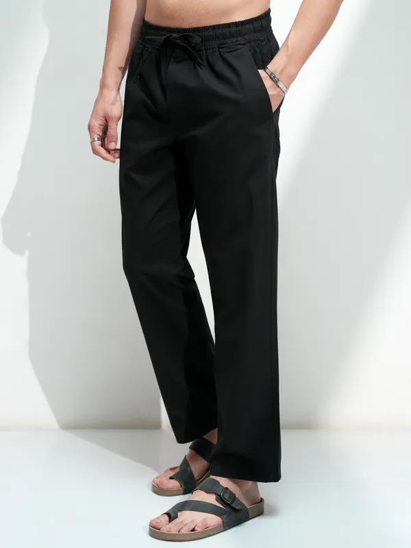 Highlander Men Black Solid Straight Fit Cargos
