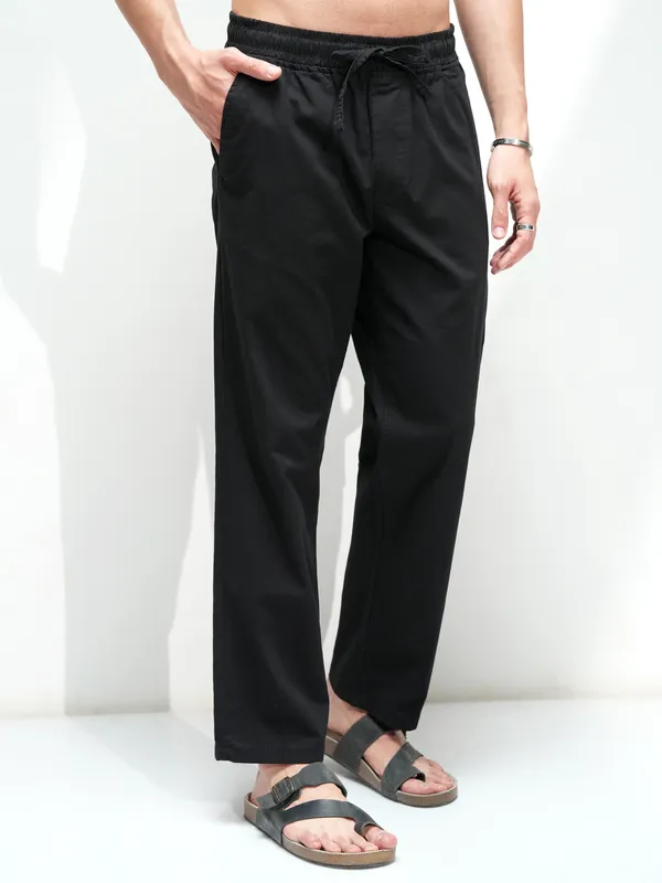 Highlander Men Black Solid Straight Fit Cargos