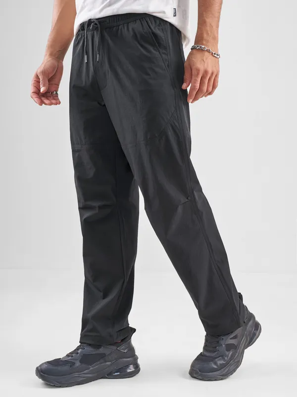 Highlander Men Black Relaxed Fit Solid Regular Trouser