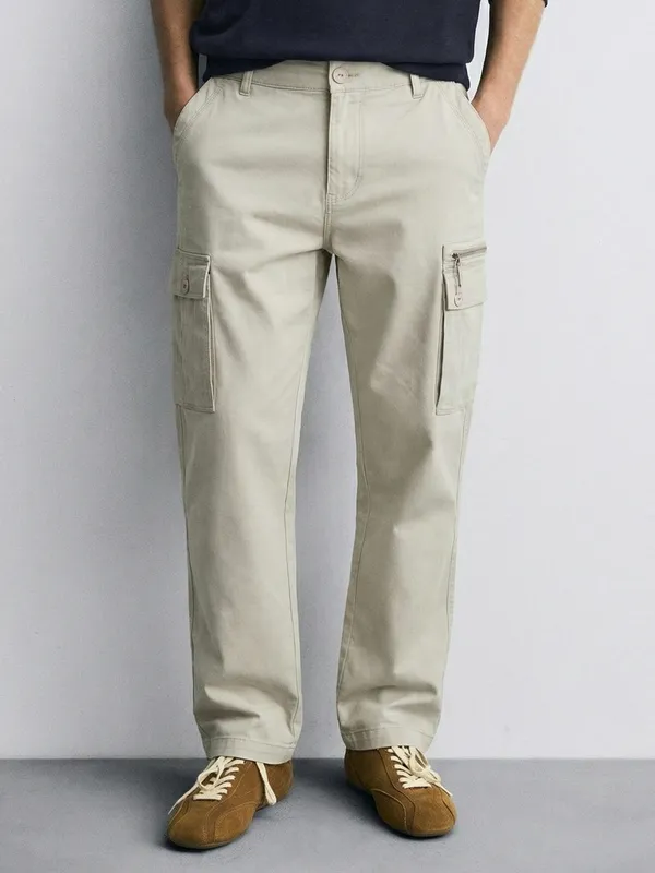 Highlander Men Beige Relaxed Fit Solid Cargo