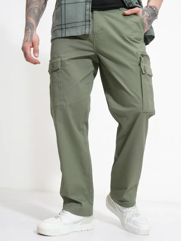 Highlander Men Green Relaxed Fit Solid Cargo