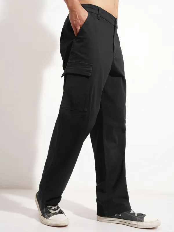 Highlander Men Black Relaxed Fit Solid Cargo