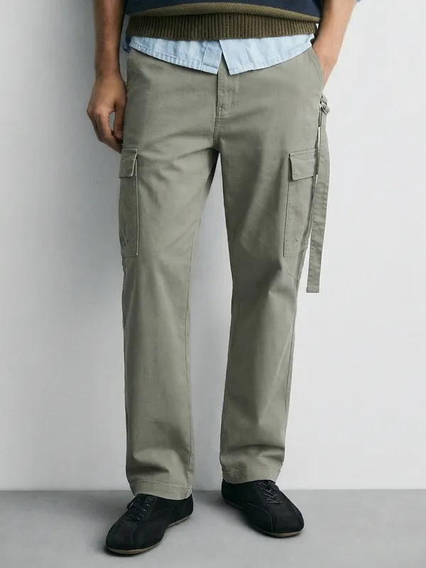 Highlander Men Olive Relaxed Fit Solid Cargo