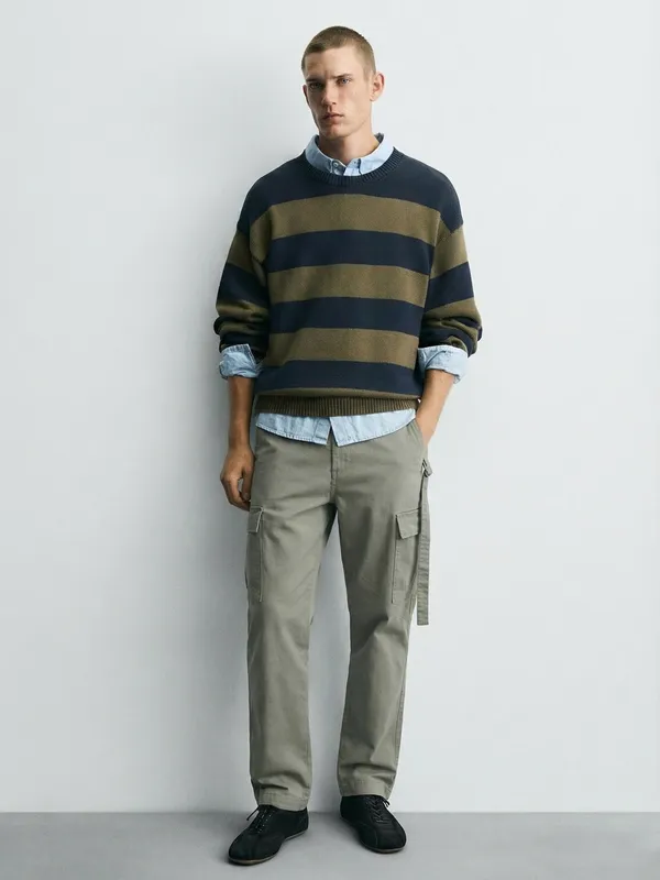 Highlander Men Olive Relaxed Fit Solid Cargo