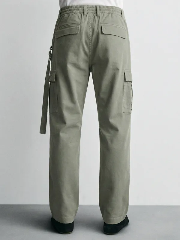 Highlander Men Olive Relaxed Fit Solid Cargo