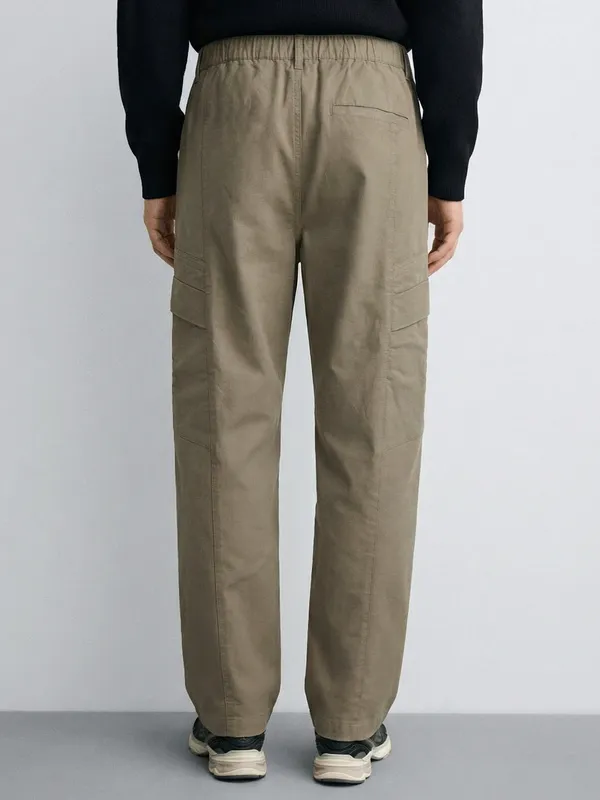 Highlander Men Beige Relaxed Fit Solid Cargo