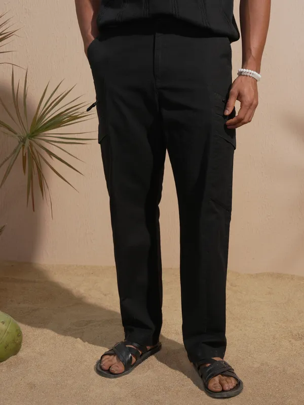 Highlander Men Black Relaxed Fit Solid Cargo