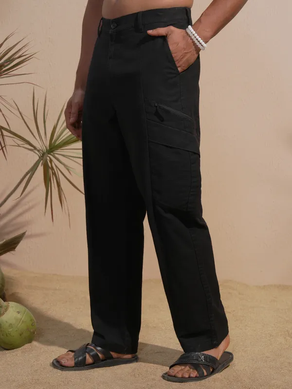 Highlander Men Black Relaxed Fit Solid Cargo