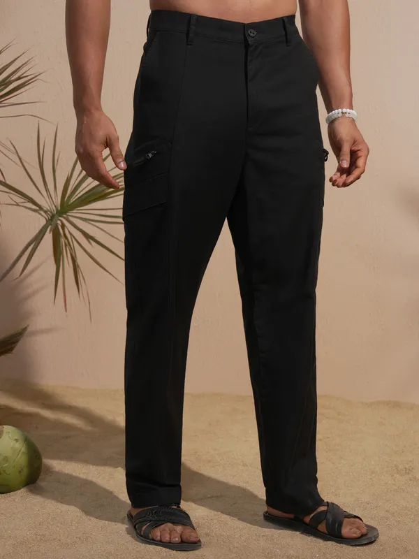 Highlander Men Black Relaxed Fit Solid Cargo