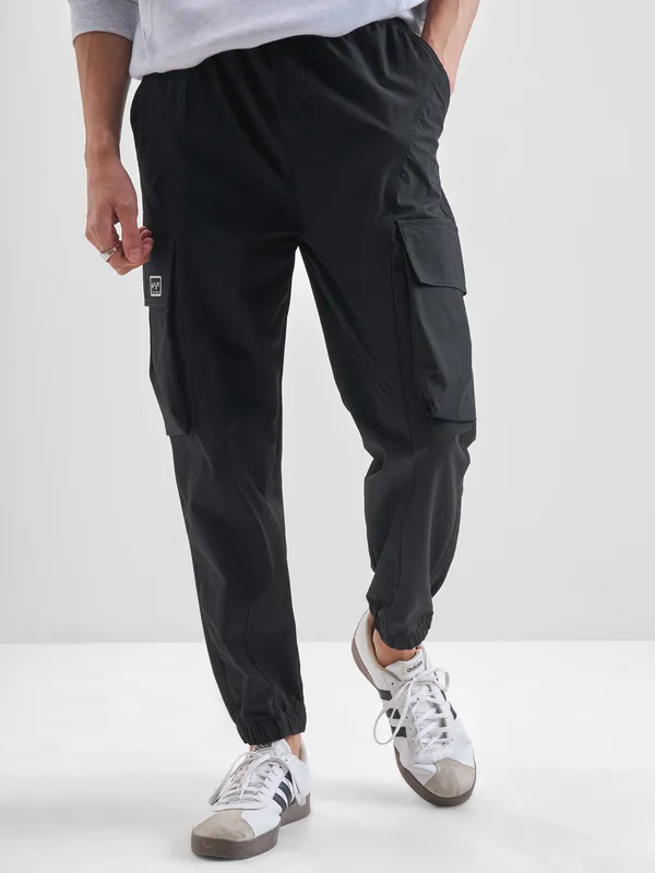 Highlander Men Black Baggy Fit Solid Cargos