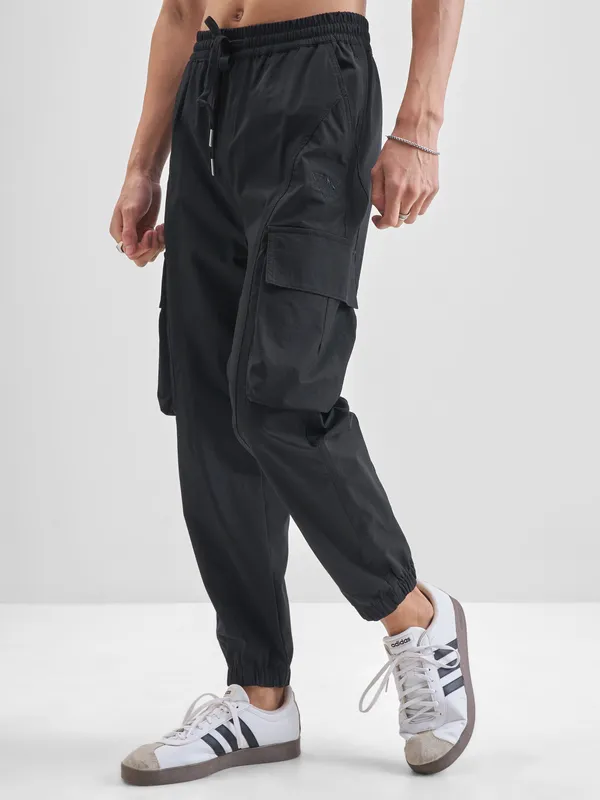 Highlander Men Black Baggy Fit Solid Cargos