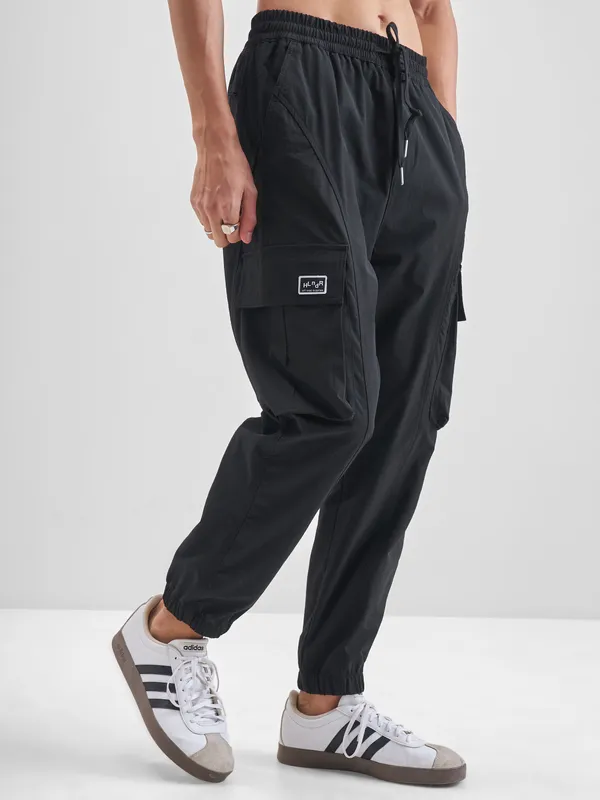Highlander Men Black Baggy Fit Solid Cargos