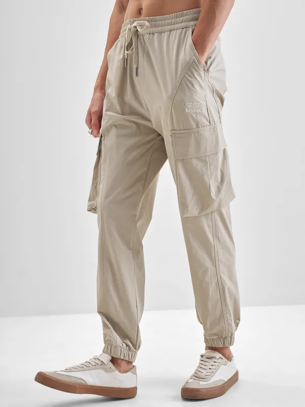Highlander Men Beige Baggy Fit Solid Cargos