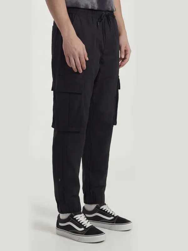 Highlander Men Black Relaxed Fit Solid Cargos