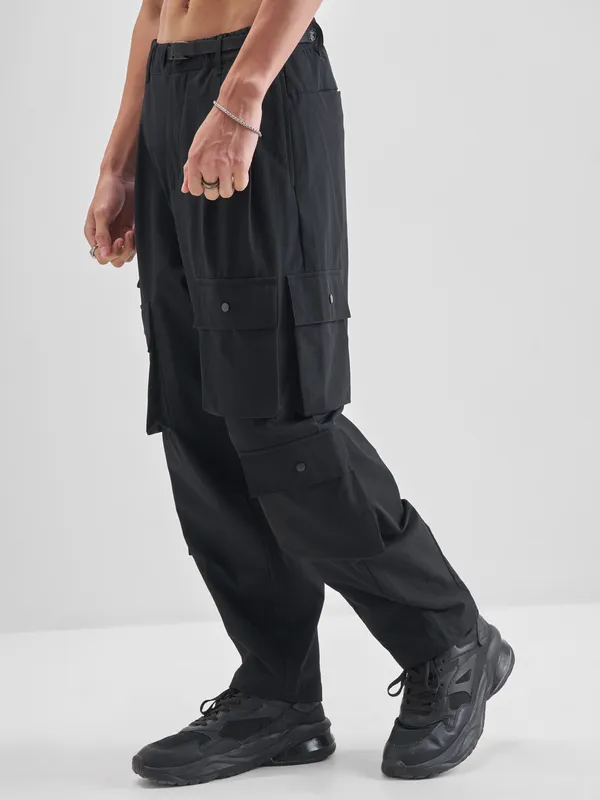 Highlander Men Black Loose Fit Solid Cargos