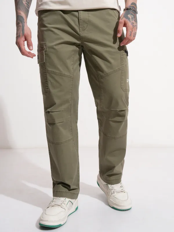 Highlander Men Olive Relaxed Fit Solid Cargo