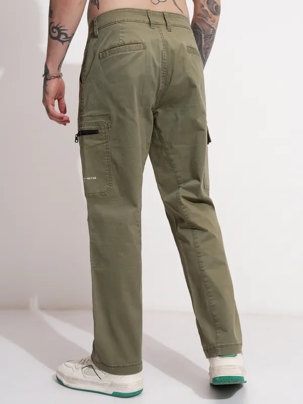 Highlander Men Olive Relaxed Fit Solid Cargo