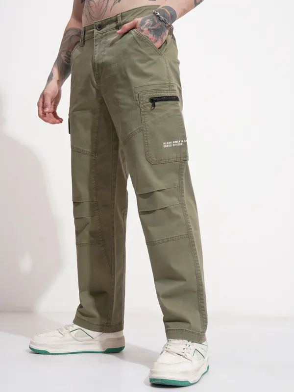 Highlander Men Olive Relaxed Fit Solid Cargo