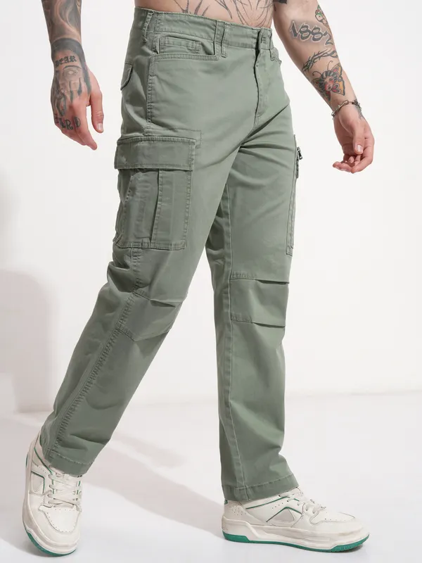 Highlander Men Green Regular Fit Solid Cargos