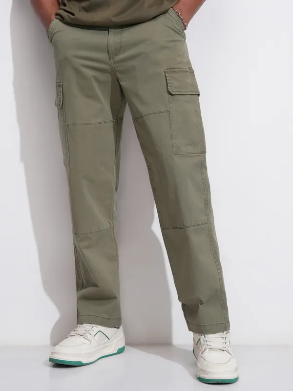 Highlander Men Olive Relaxed Fit Solid Cargo