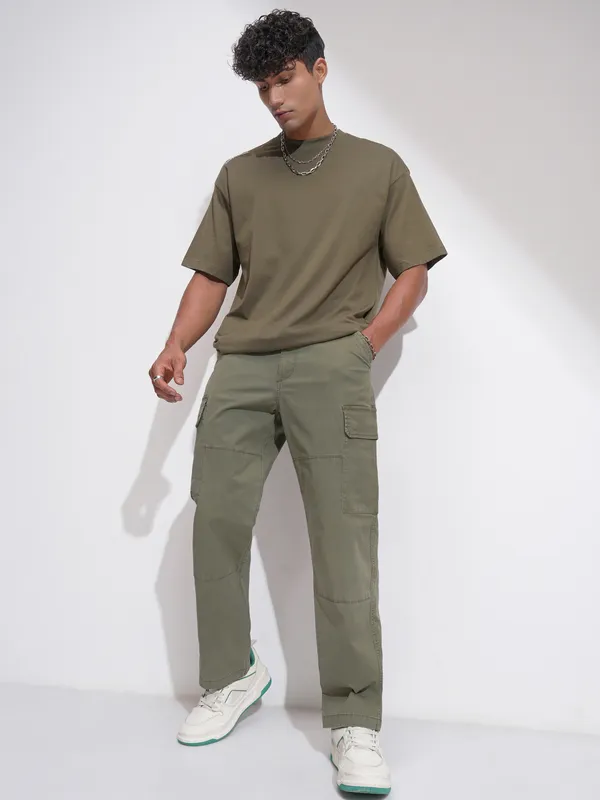 Highlander Men Olive Relaxed Fit Solid Cargo
