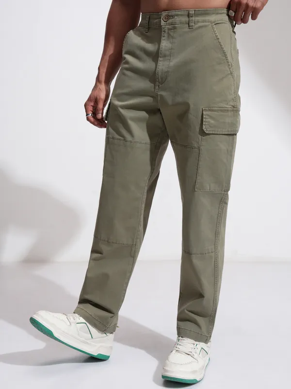 Highlander Men Olive Relaxed Fit Solid Cargo