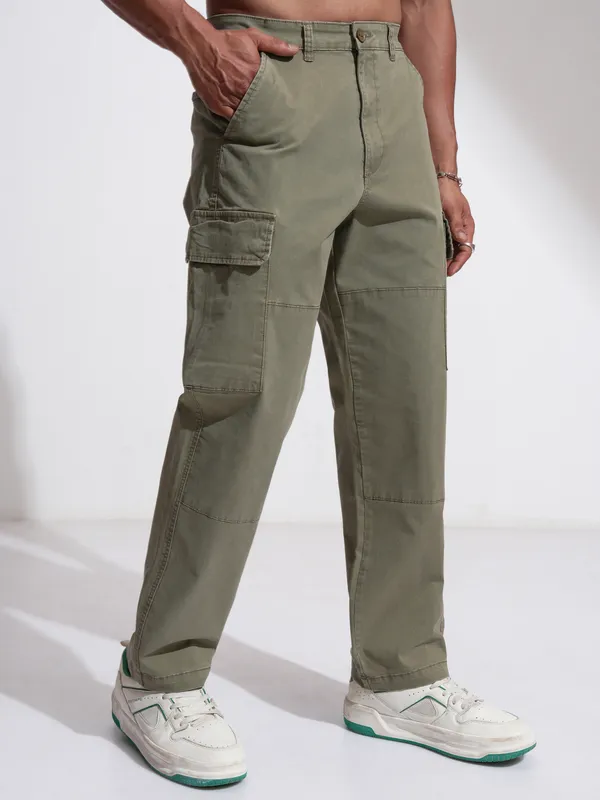 Highlander Men Olive Relaxed Fit Solid Cargo