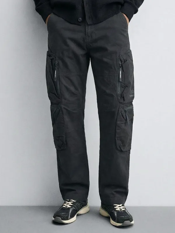 Highlander Men Black Relaxed Fit Solid Cargos