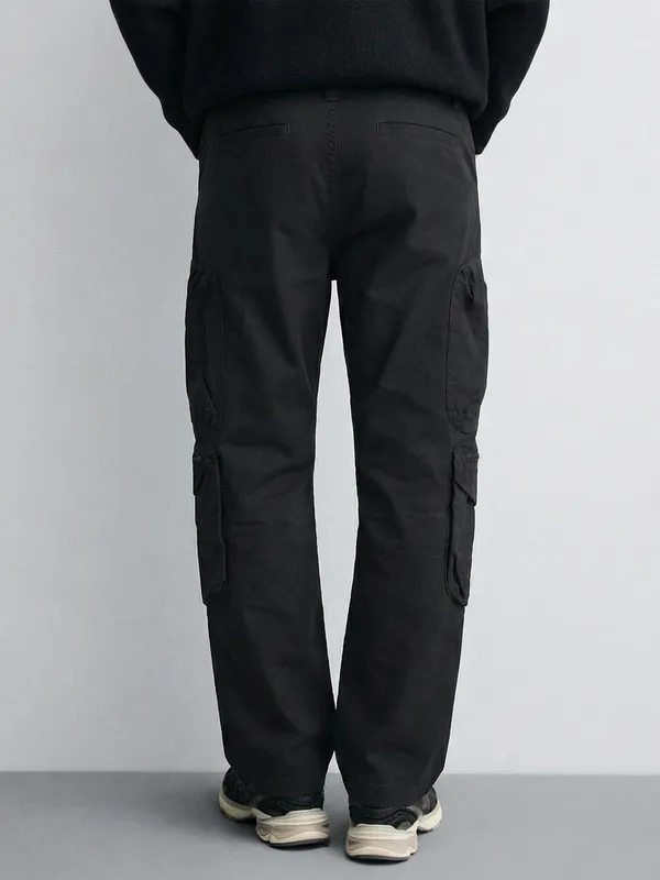 Highlander Men Black Relaxed Fit Solid Cargos