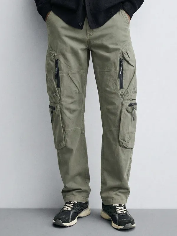 Highlander Men Green Relaxed Fit Solid Cargos
