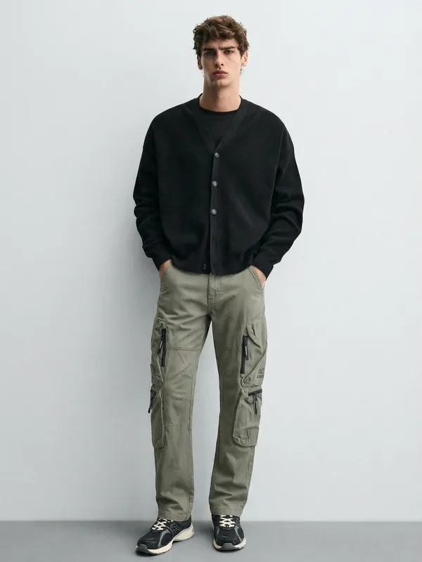 Highlander Men Green Relaxed Fit Solid Cargos