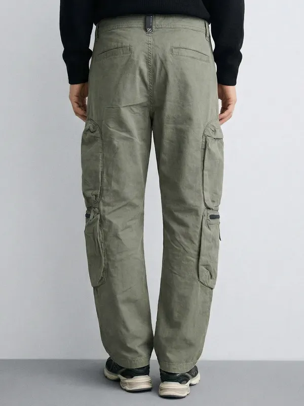 Highlander Men Green Relaxed Fit Solid Cargos