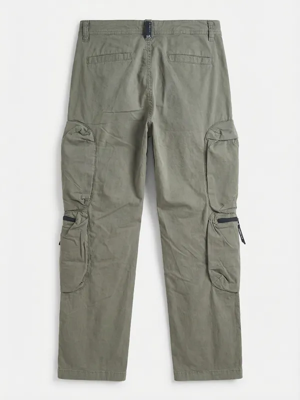 Highlander Men Green Relaxed Fit Solid Cargos
