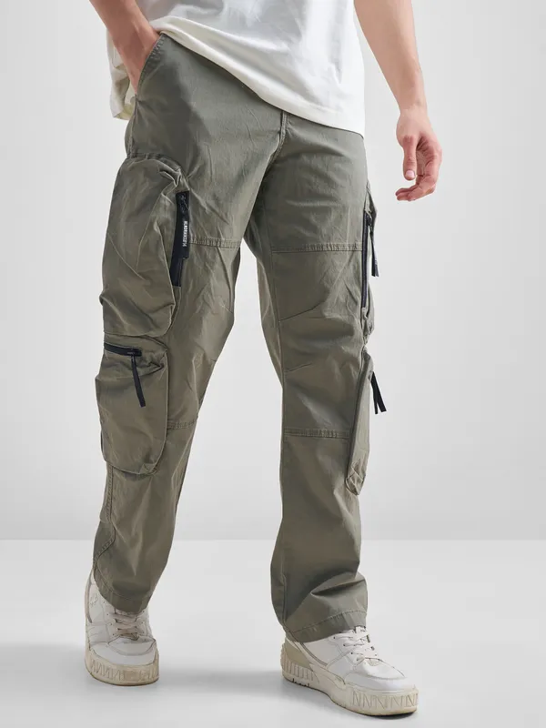 Highlander Men Green Relaxed Fit Solid Cargos