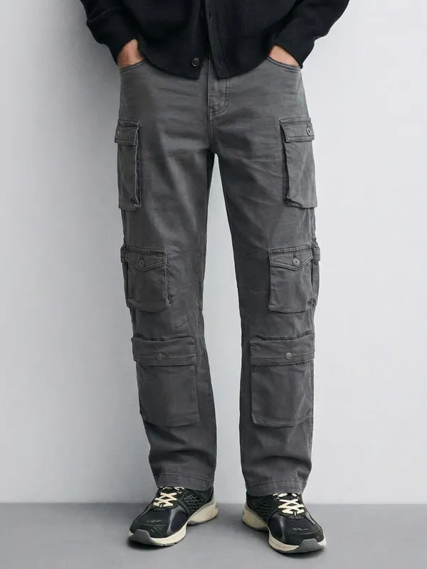 Highlander Men Charcoal Relaxed Fit Solid Cargos