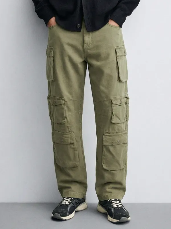 Highlander Men Green Relaxed Fit Solid Cargos