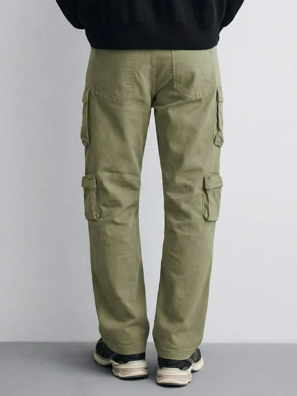 Highlander Men Green Relaxed Fit Solid Cargos