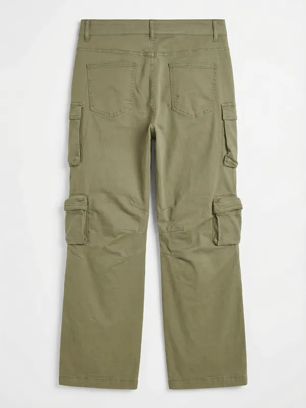 Highlander Men Green Relaxed Fit Solid Cargos