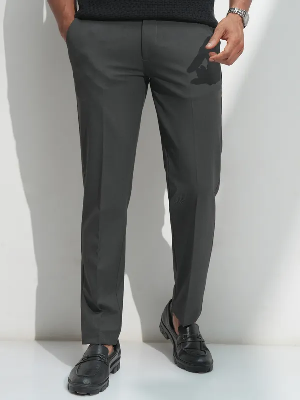 Highlander Men Charcoal Solid Slim Fit Regular Trousers