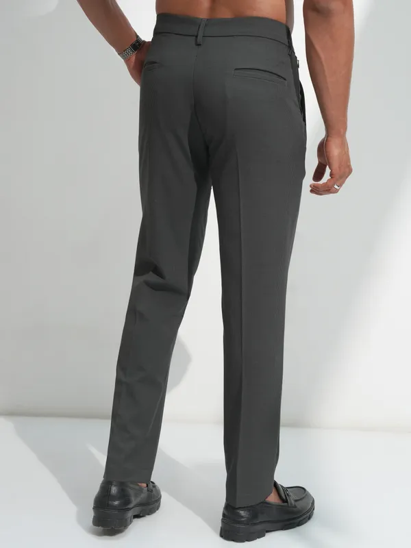 Highlander Men Charcoal Solid Slim Fit Regular Trousers