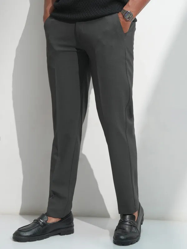 Highlander Men Charcoal Solid Slim Fit Regular Trousers