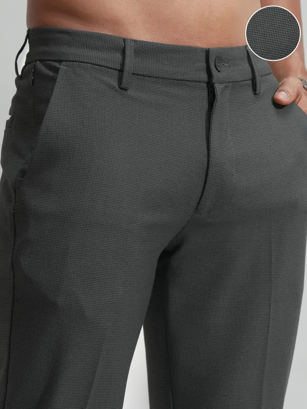 Highlander Men Charcoal Solid Slim Fit Regular Trousers