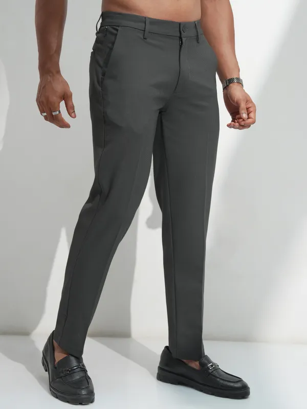 Highlander Men Charcoal Solid Slim Fit Regular Trousers
