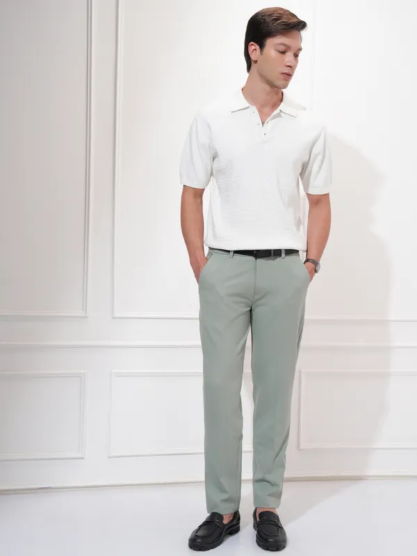 Highlander Men Olive Solid Slim Fit Regular Trousers
