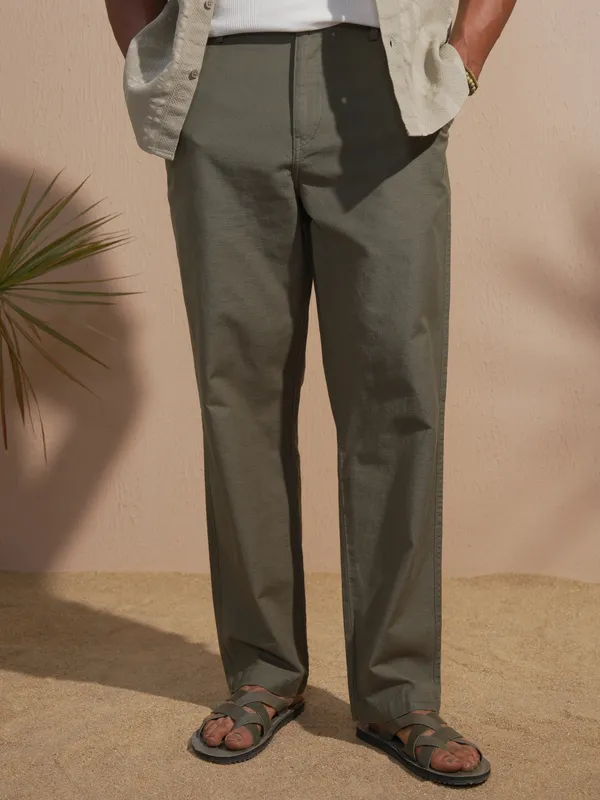 Highlander Men Olive Relaxed Fit Solid Casual Trouser