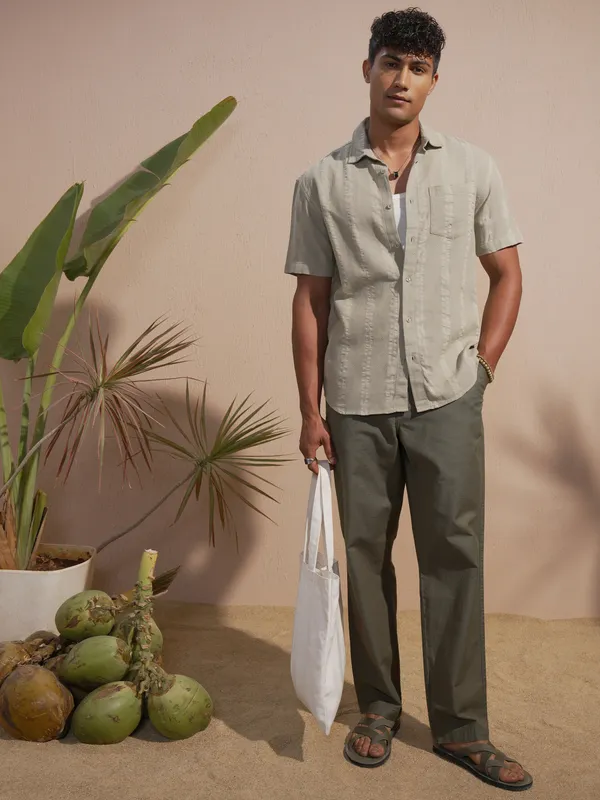 Highlander Men Olive Relaxed Fit Solid Casual Trouser