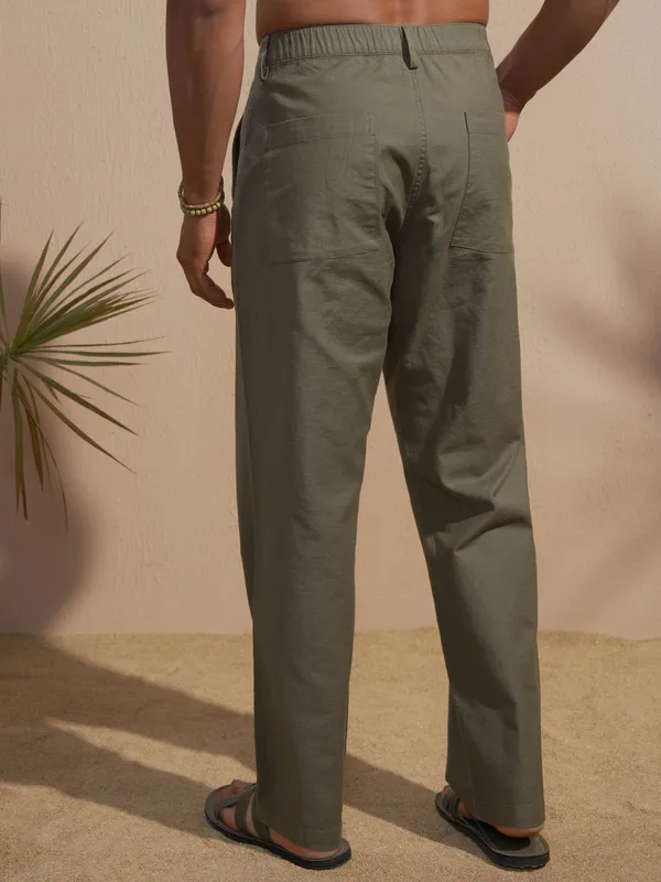 Highlander Men Olive Relaxed Fit Solid Casual Trouser